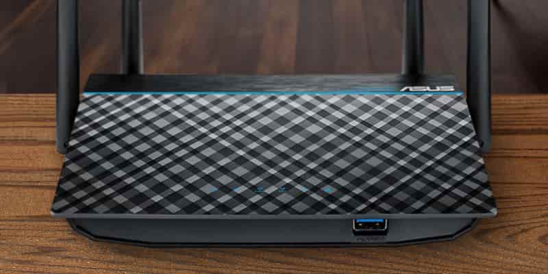 Asus RT-ACRH13 on table