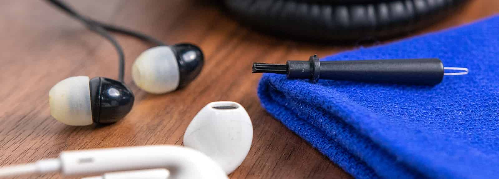 cleaning earbuds with cloth