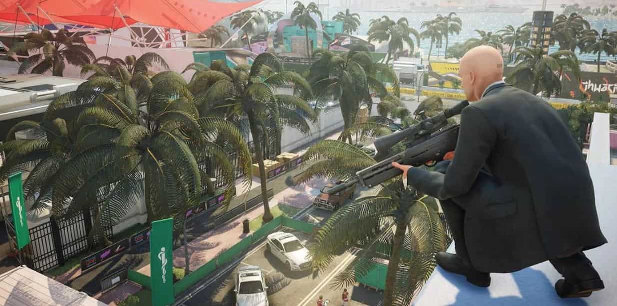 Hitman 2 holding a gun