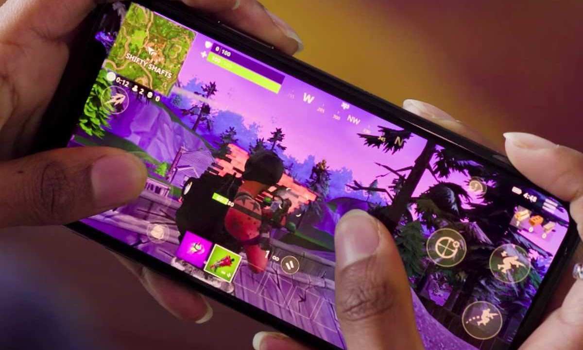 playing fortnite on mobile phone